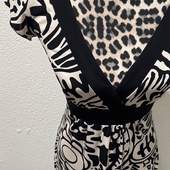 Elegant Black and White Patterned Dress - Picture 2 of 5